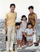 　家族旅行で記念写真に納まる横田さん一家。中央はめぐみさん＝昭和４７年、広島県