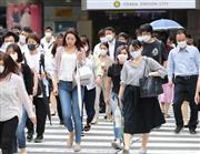 雨に備えて、傘を手に歩く人たち＝１０日午前、大阪市北区のＪＲ大阪駅前（彦野公太朗撮影）