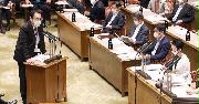 参院予算委員会で立憲民主党・蓮舫副代表兼参院幹事長（右）の質問に答弁する中小企業庁・前田泰宏長官＝１１日午前、国会・参院第１委員会室（春名中撮影）