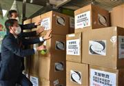 中国・北京市内の倉庫で１日に行われた、日本の医療機関に贈る医療用ガウンの発送準備（三塚聖平撮影）