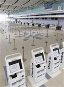 新型コロナウイルス感染拡大の影響で、閑散とする新千歳空港の国際線ターミナル＝５月