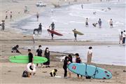 週末を迎え多くの人でにぎわう由比ガ浜海水浴場＝６日、神奈川県鎌倉市（萩原悠久人撮影）