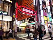 新宿・歌舞伎町の歓楽街へ向かう人達＝４日夜、東京都新宿区（出口賢太郎撮影）