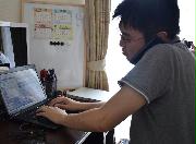自宅にいながらテレワークで会議に参加する男性＝東京都世田谷区（田辺裕晶撮影）