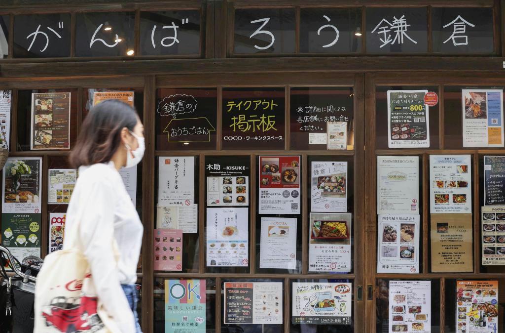 神奈川県鎌倉市の事務所に掲示された、地元飲食店のテークアウト情報の張り紙。新型コロナウイルスへの対応で全国の飲食店にテークアウトの動きが広がった＝５月９日