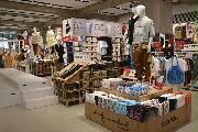 報道陣に公開された「ＵＮＩＱＬＯ　ＴＯＫＹＯ」＝１８日午前、東京・銀座