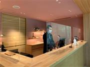 感染防止策としてフロントに設置された透明なパネル＝栃木県那須町（星野リゾート提供）