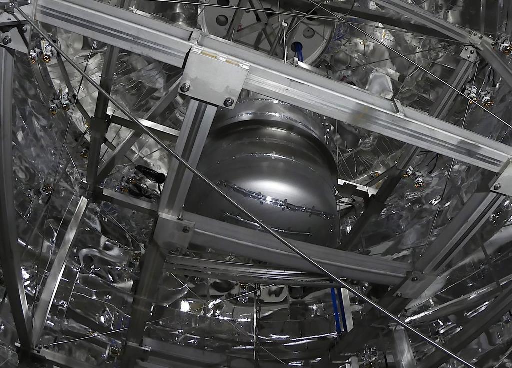 未知の素粒子「アクシオン」の兆候を捉えた可能性がある観測装置「ゼノン１Ｔ」の液体キセノンタンク（中央）＝イタリア中部（国際研究チーム提供）