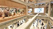ユニクロ旗艦店「ＵＮＩＱＬＯ　ＴＯＫＹＯ」の店内。大きな吹き抜けが特徴だ＝１８日午後、東京・銀座