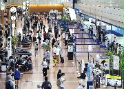 新型コロナウイルス感染防止の自粛要請が緩和され、羽田空港には多くの人が訪れた＝１９日午前、東京都大田区（萩原悠久人撮影）