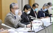 記者会見する日本産科婦人科学会の木村正理事長（左端）ら＝２０日午後、東京都千代田区