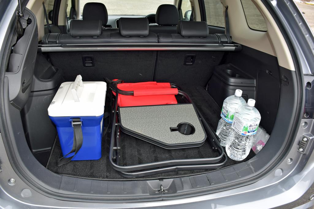 広々としたラゲージ。荷室部の室内高は900mm以上を確保。後席を前に倒せば大人2人が横になれるスペースもある