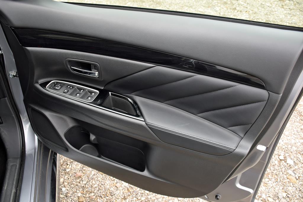 いろんな車を見るたびに「パワーウインドウのスイッチデザインがもう進化することはないのだろうか…」と考えてしまう。20年以上も前から基本のカタチが変わらないことに物足りなさを感じてしまうのは自分だけ？