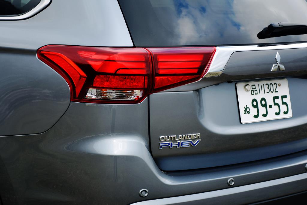 LEDリヤコンビネーションランプ。金属メッキのオーナメントもいいアクセントに