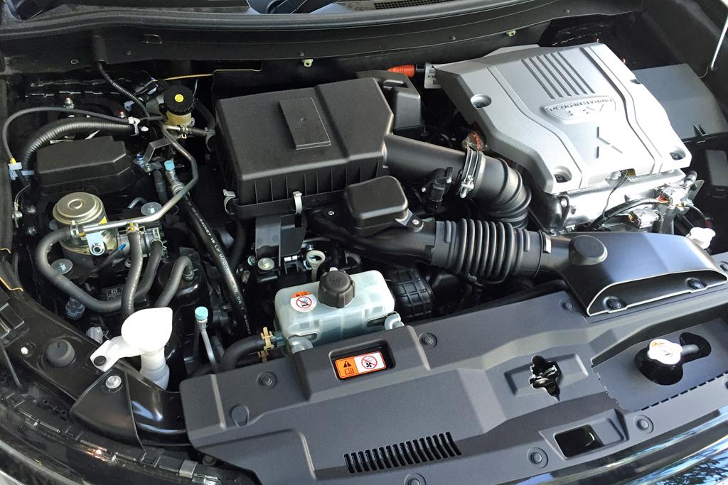 PHEVのエンジンルーム。左が2リッターエンジン。右隣のシルバーのユニットが、モーターを駆動するPDU