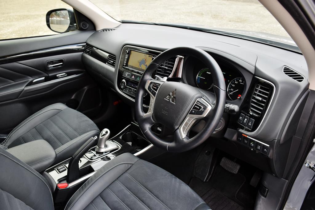 アウトランダーのインテリア。デザインはいたって普通だが、スイッチ類の配置など使い勝手はいい