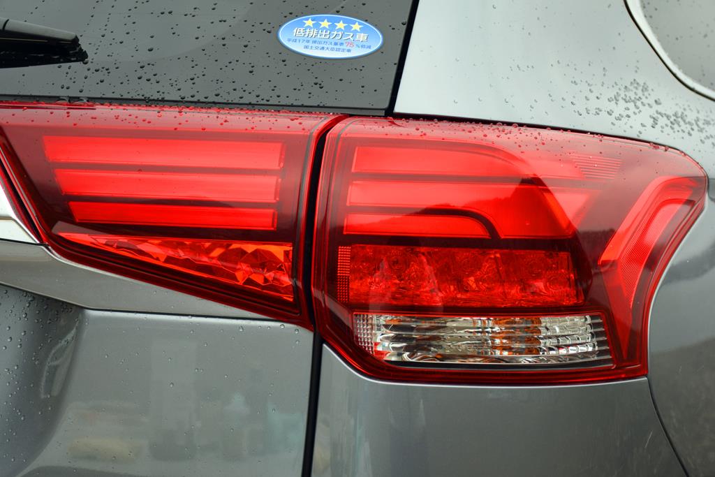 LEDリヤコンビランプ。部分的に乱反射する宝石のようなデザインは、三菱の「スリーダイヤモンド」を意識しているのかもしれない