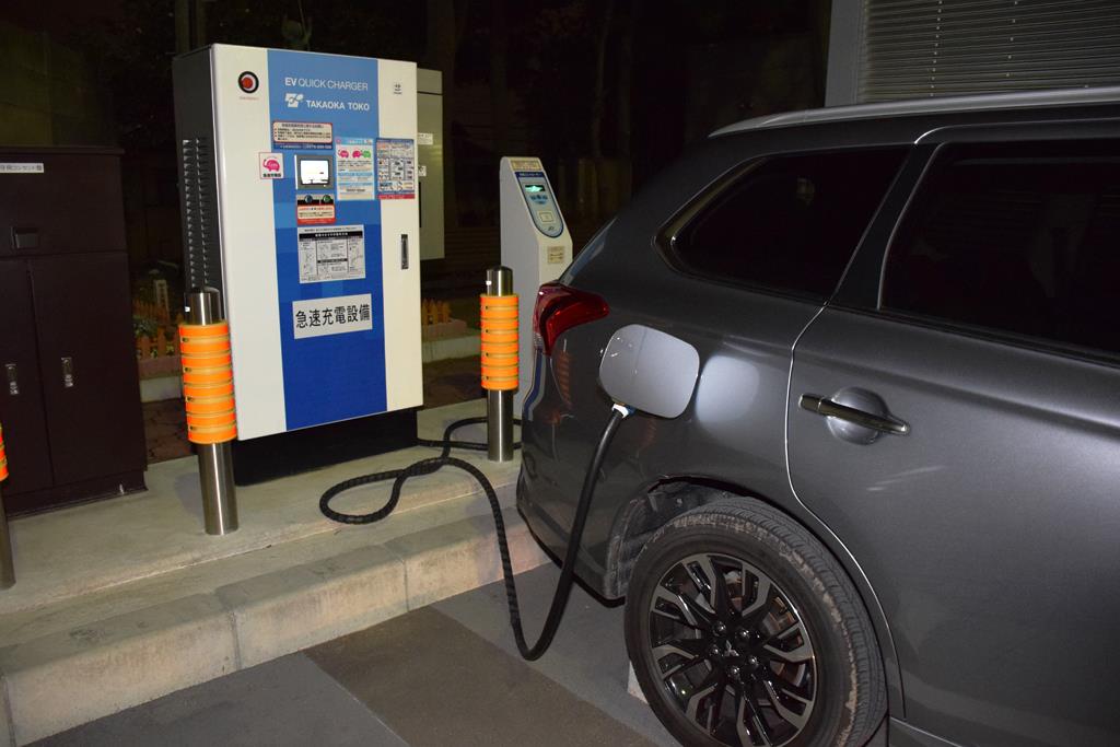 中央道の石川パーキングエリアで充電する。30分近くかかるので、その間に牛丼をかき込んだ（実際は30分間充電してもバッテリーは80％まで回復せず…）