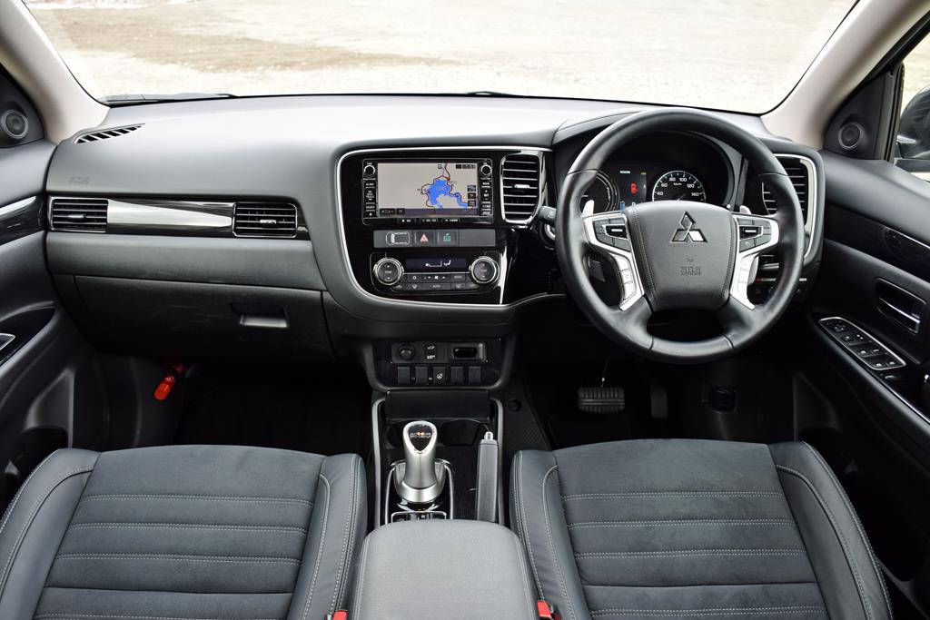 インテリアはなかなかの質感。スイッチ類の配置もよかった。純正ナビはちょっと使いづらかったかも…