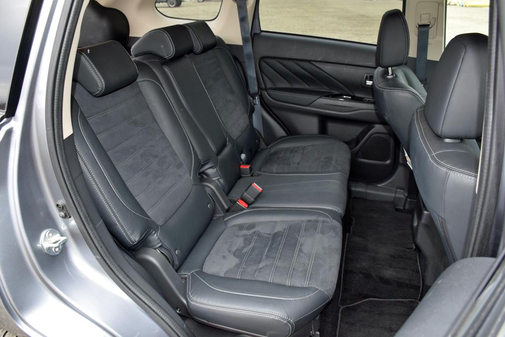 シート幅1280mm、座面445mmで余裕のレッグスペースを誇る。これなら後席でも快適