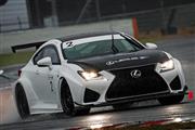 雨の富士を走行する筆者運転のレクサス「RC F GTコンセプト」