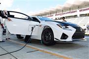 レクサスの「RC F GTコンセプト」はエアジャッキを搭載している。圧縮窒素を注入してマシンを一瞬で持ち上げる