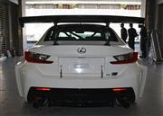 車幅とほぼ同じ長さの大型リヤウイング。スーパーGTのマシンさながら