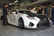 ピットガレージにたたずむレクサスの「RC F GTコンセプト」。メカと話をする大嶋和也選手（白のスーツ）