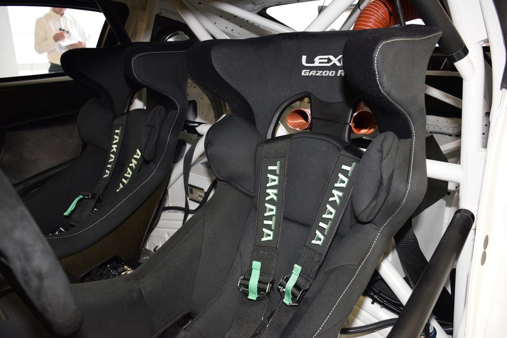 フルバケットシートと5点式シートベルト