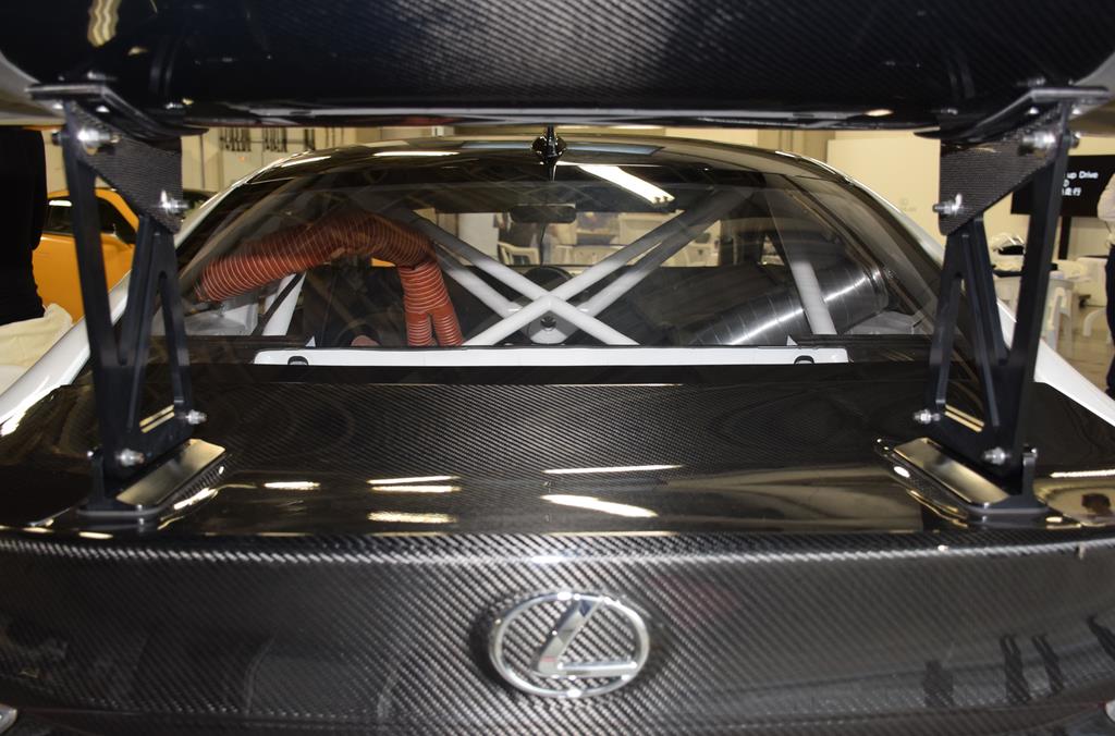 ウインドー越しにロールケージが見える