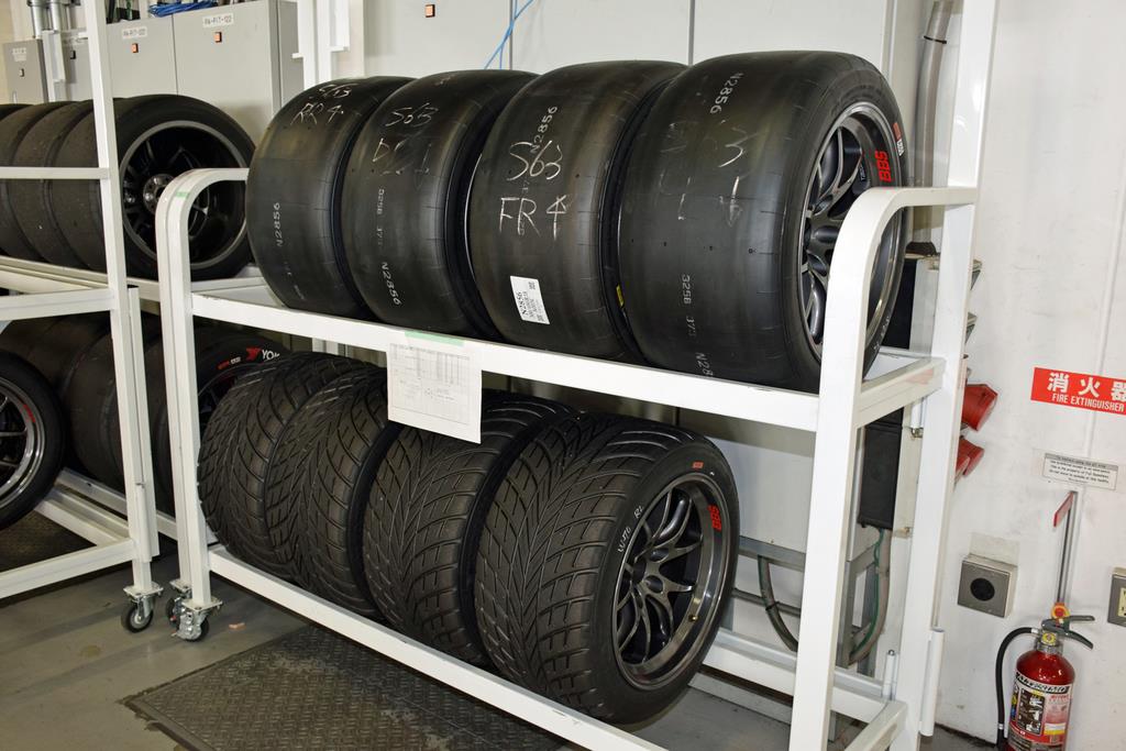 溝がないスリックタイヤ（上段）とレインタイヤ