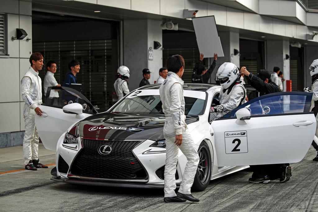レクサスの「RC F GTコンセプト」に乗り込む一般参加者。手前は大嶋選手、左端は石浦選手