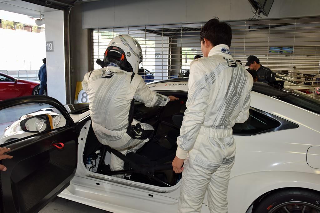 天井裏のバーをつかみながらロールケージを乗り越え、バケットシートに滑り込む。足元は相当に狭い