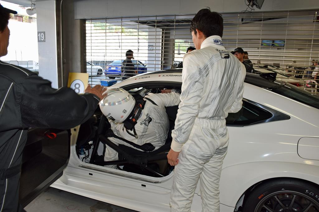 この姿勢で乗り込むには体幹の強さも必要。ヘルメットをかぶった頭をぶつけずに乗るのは至難の業