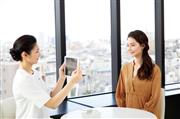 専門スタッフによる肌分析の様子（イメージ）