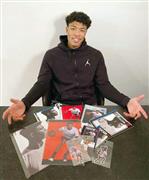 ＮＢＡウィザーズの八村塁選手と、商品化されたノート（ショウワノート提供）