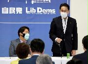 自民党経済成長戦略本部の会合であいさつする岸田文雄政調会長＝２２日午後、東京・永田町の自民党本部（酒巻俊介撮影）