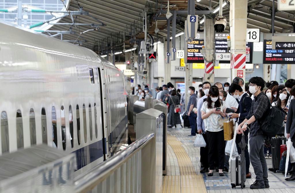 ＪＲ東京駅で新幹線の乗車を待つ人々＝１９日午前、東京都千代田区（松井英幸撮影）