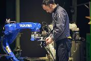ロボットの設定作業の様子（提供写真）