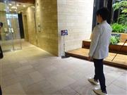 ビットキーが開発した集合住宅用顔認証システム。入り口に置かれたタブレット端末で本人認証ができる＝東京都江東区