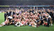 ラグビーＷ杯２０１９日本大会の１次リーグ、スコットランドに勝利し史上初のベスト８進出を果たした日本代表フィフティーンら＝＝令和元年１０月１３日、日産スタジアム（山田俊介撮影）