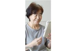 テレビ電話で自宅の様子を確認する利用者（みっかいち提供）