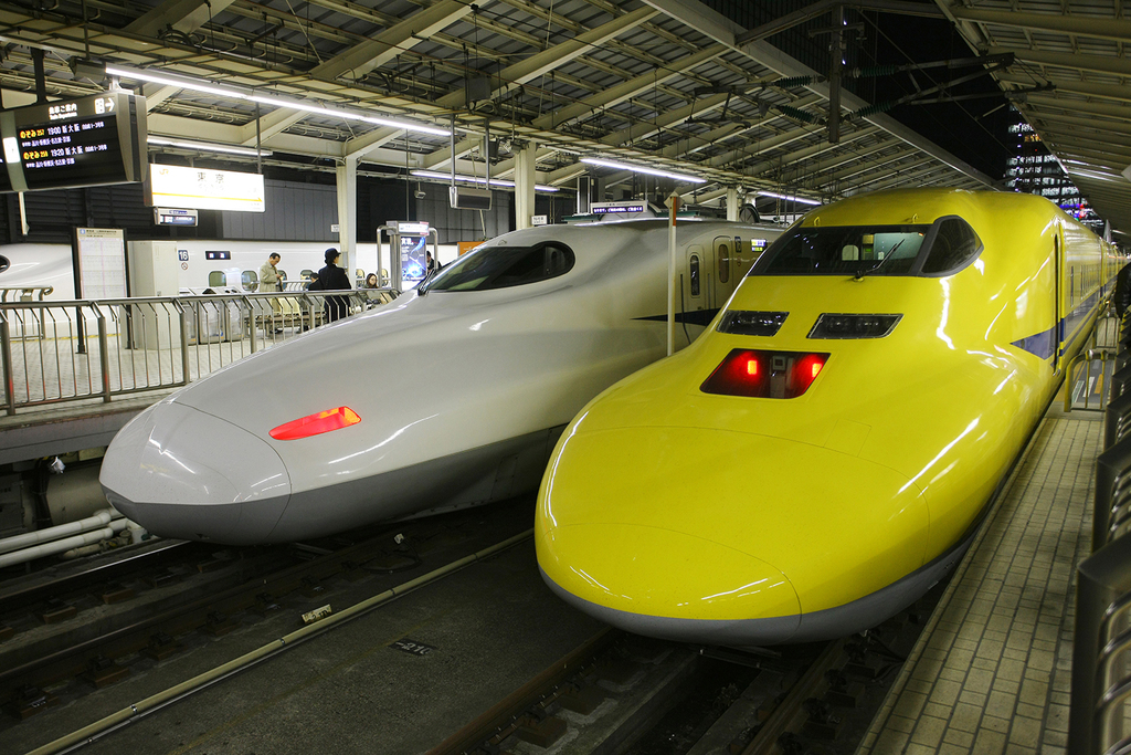 東京駅のホームで東海道新幹線と並ぶドクターイエロー（写真提供：JR東海）