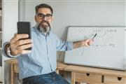 新型コロナウイルスの流行で急激に浸透したオンライン学習。スマホとホワイトボードだけという「急場凌ぎ」の低スペック授業が市場を侵食し、やがて急速に進化することも十分ありうる。（GettyImages）