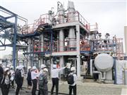 「次世代水素エネルギーチェーン技術研究組合」が公開した、水素を液体から気体に戻すプラント＝２５日、川崎市