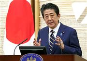 緊急事態宣言を発令し会見で国民に協力を呼びかける安倍晋三首相＝４月７日午後、首相官邸（春名中撮影）