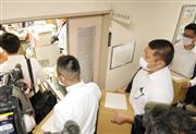 滋賀県庁の県文化財保護課へ捜索に入る滋賀県警の捜査員＝２５日、同県庁