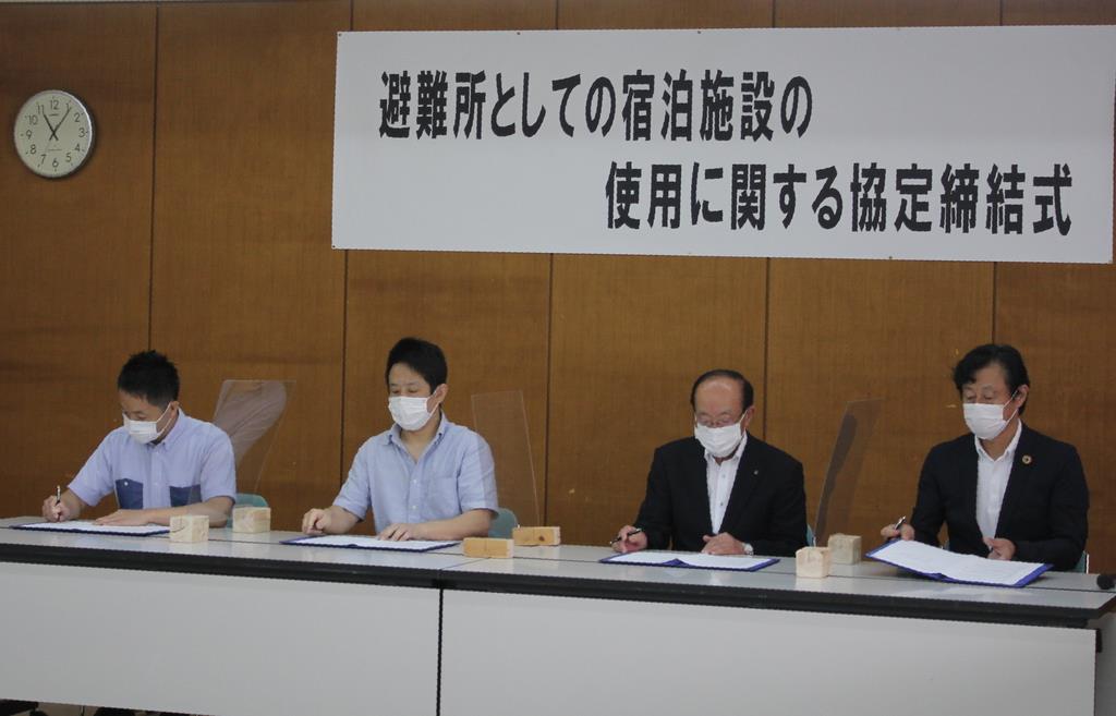 協定締結式に臨む和歌山県那智勝浦町の堀順一郎町長（右端）と宿泊施設の関係者＝同町役場（同町提供）