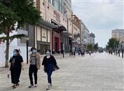 ２５日、端午節の連休初日を迎えた北京市中心部の繁華街・王府井。消費促進イベントも中止され、買い物客の姿はまばらだった（三塚聖平撮影）