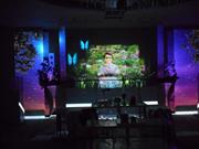 永田屋の葬儀では、３Ｄホログラムスクリーンにより故人の思い出の写真が立体的に映し出された